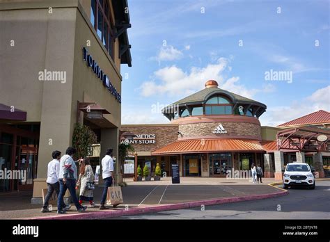 premium outlets woodburn oregon.